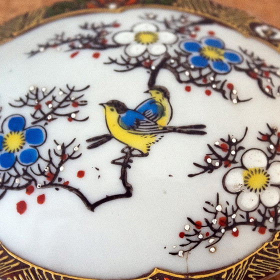 Image 1 of Handbemalte Porzellandose mit Blumen- und Vogelmotiv