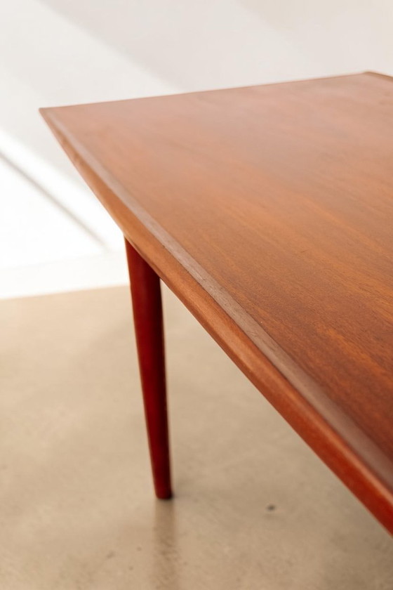 Scandinavische Teak Salontafel Met Tapse Poten – Wood (photo 7 of 7)