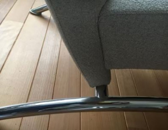 Image 1 of Poltroncina elicoidale Leolux. Il colore è melange sabbia/crema.