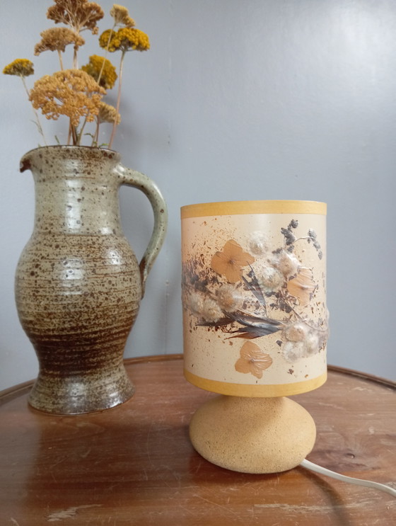 Image 1 of Mini lampe pierre, abat jour inclusion fleurs séchées bintagey