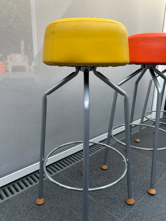 3 taburetes de bar estilo Memphis. – Javier mariscal, Leather (photo 11 of 13)