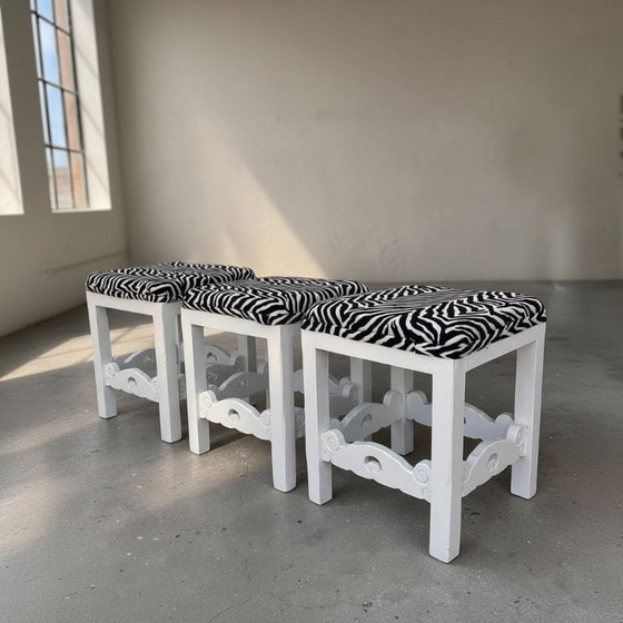 Sgabello portoghese antico rustico in legno massello bianco con rivestimento in tessuto zebrato – Sgabelli (photo 8 of 20)