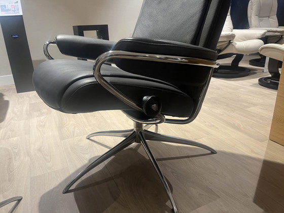 Image 1 of Fauteuil relax haut dossier M Stressless Paris + repose-pieds
