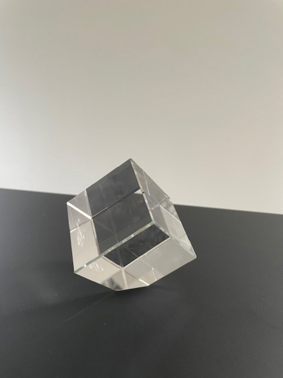 Image 1 of Cubo di vetro inclinato con effetto prismatico