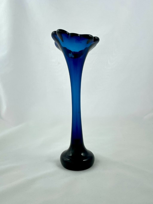 Bo Borgström pour Åseda – Vase « Dogbone » bleu cobalt avec bord fleuri – Suède, années 1960