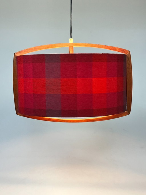 Lampada a sospensione vintage in teak con paralume a quadri rossi, Scandinavia anni '60