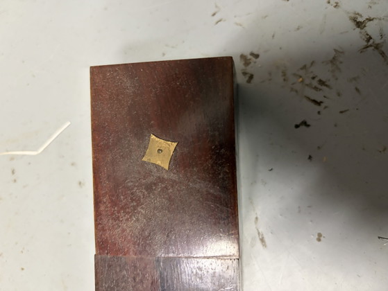 Petites boîtes contenant des jetons de jeu anciens chinois en nacre du XIXe siècle. Les jetons présentent des (photo 4 of 7)