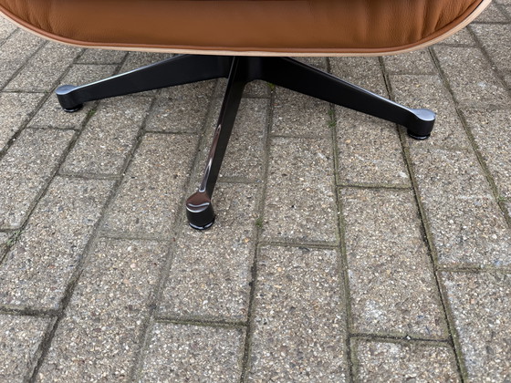 Image 1 of Poltrona lounge Vitra Eames XL + poggiapiedi, in pregiata pelle nera e palissandro Santos. NUOVA!!