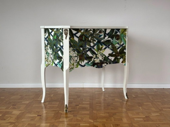 Gustavian Chest With Christian Lacroix Print – Chest of drawers, Wood, Brass (photo 6 of 9)