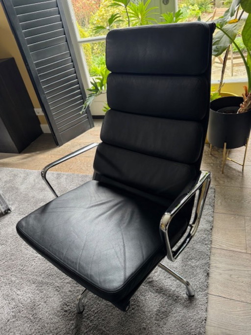 2 sedie e poggiapiedi in alluminio Charles & Ray Eames EA