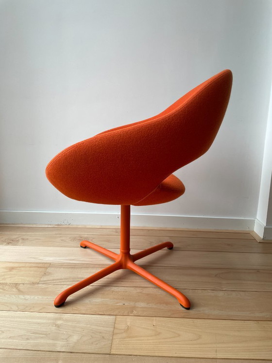 Image 1 of 2 x Artifort Shark Orange with color-matched leg