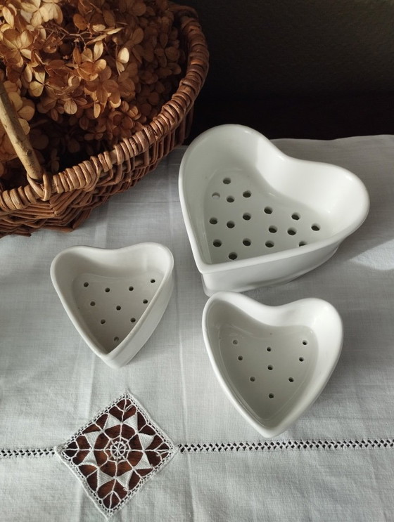 Image 1 of Set di 3 stampi per formaggio vintage a forma di cuore
