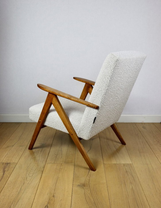 Image 1 of Fauteuil vintage B-310 VAR blanc structure bouclé années 1970 - bois couleur hêtre