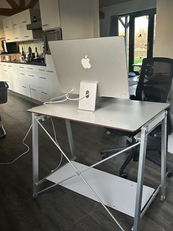 Image 1 of Table design pratique pour espace de travail