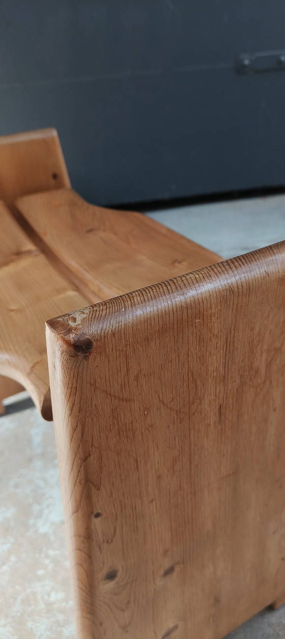 Image 1 of Sgabello svedese di metà secolo in pino scolpito attribuito a Gilbert Marklund