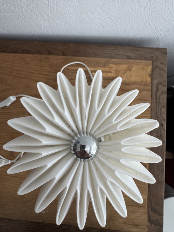 Image 1 of Vintage tafellamp jaren 80 wit met kunststof geplooide kap