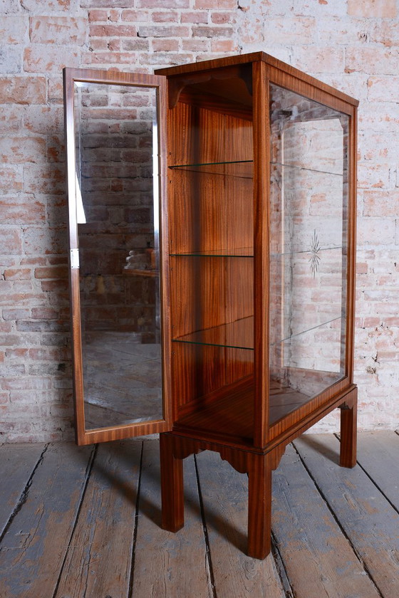 Gerestaureerde art-deco vitrinekast, mahoniehout en glas, gepolijst, Tsjechisch, jaren 1930 – Vitrinekasten (photo 11 of 22)
