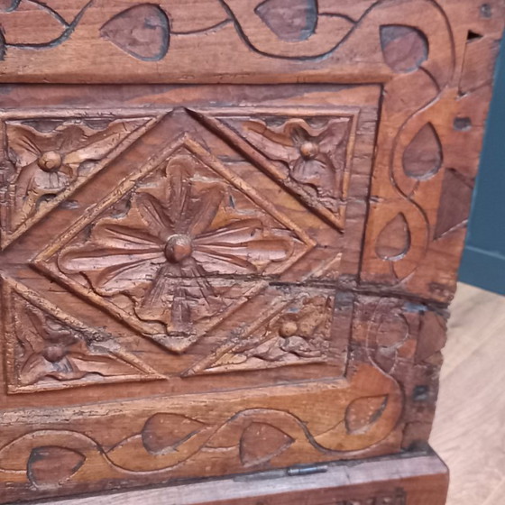 Image 1 of coffre en bois de châtaignier du XVIIIe siècle