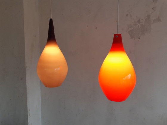 Image 1 of Lámpara colgante mcm de cristal naranja en forma de lágrima, cristal opalino blanco con capa superior naranja, diseño escandinav