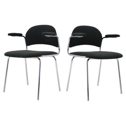 Een paar Tsjechische fauteuils uit de jaren 70, gemaakt van verchroomd buisvormig staal en bekleed met donkere bouclé-stof.