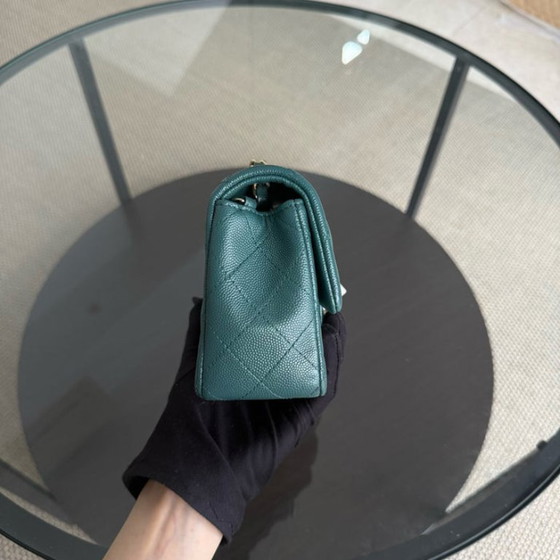 Image 1 of Borsa Chanel Classic Flap Mini - Caviar 20 cm trapuntata verde scuro con finiture dorate Serie 24