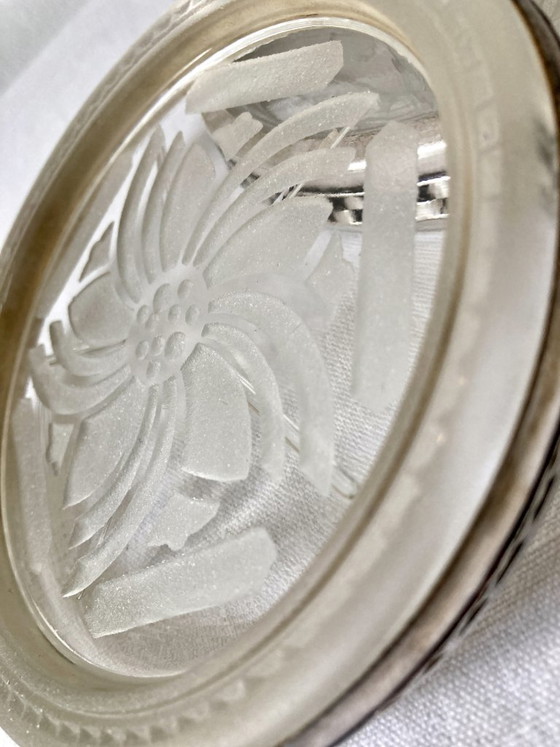 Paar Art-Deco-Flaschenuntersetzer – Sandgestrahltes, graviertes Glas und versilbertes Metall – Frankreich, (photo 11 of 12)
