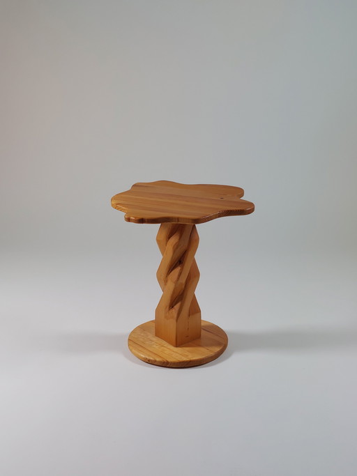 Table d'appoint vintage sculptée à la main, en pin, pièce unique