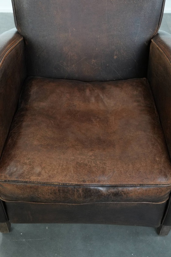 Image 1 of Tijdloze vintage schapenleren design fauteuil in een donkere cognac kleur