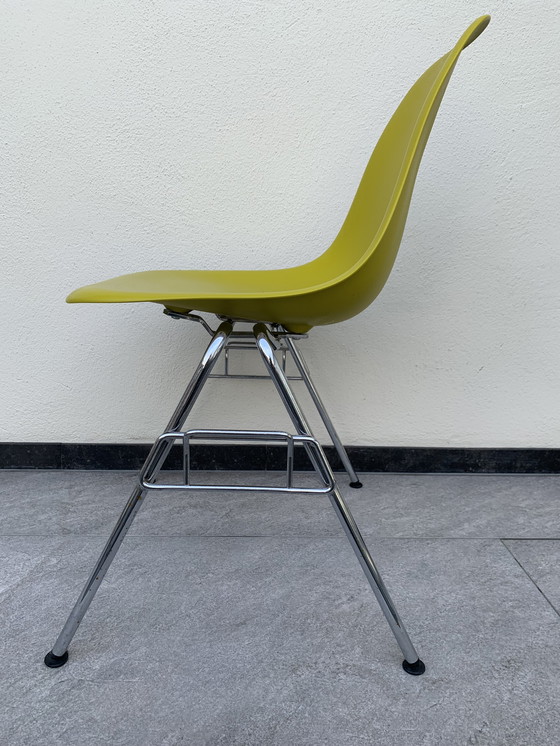 Image 1 of Chaise Vitra - Chaise d'appoint Eames en plastique RE DSS-N - Empilable (20 Disponible)