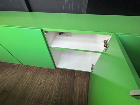 Image 1 of Aparador de 4 puertas verde brillante