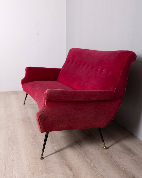 Image 1 of Divano vintage anni '50 in velluto rosso, design italiano.