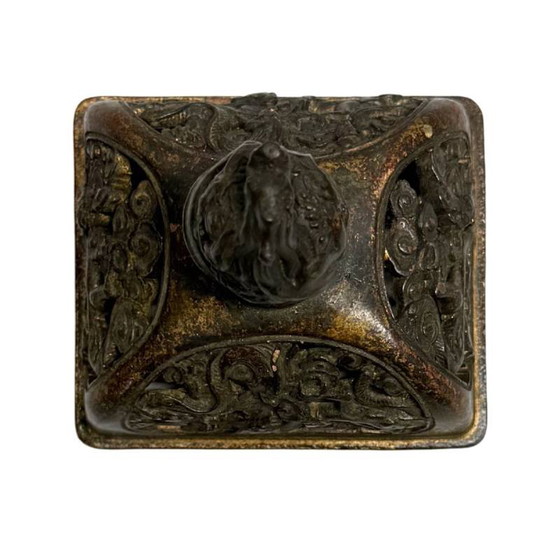 Antiguo Quemador de Incienso Chino Fangding de Bronce con Pedestal – Set de 3 Piezas – Dinastía Qing Tardía (photo 8 of 11)