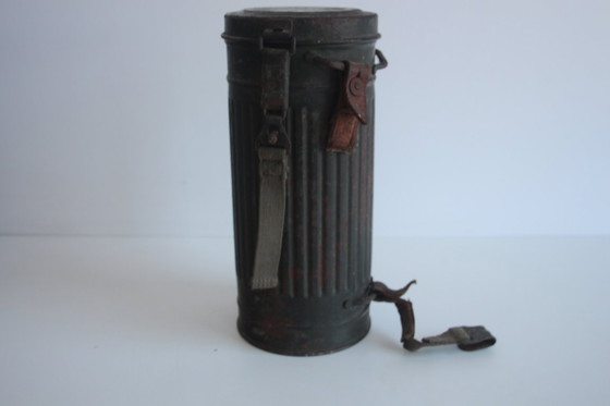 Image 1 of Origineel gasmasker uit de Tweede Wereldoorlog met naamplaatje en soldatenrang, circa 1940