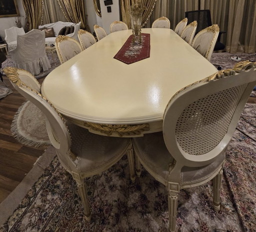 Grote eetkamerset in Louis XVI-stijl: grote ovale tafel en 10 medaillonstoelen (massief notenhout)