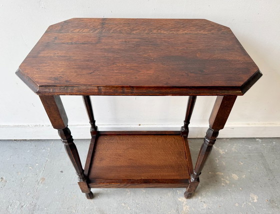 Image 1 of Mesa auxiliar antigua de madera con 2 niveles