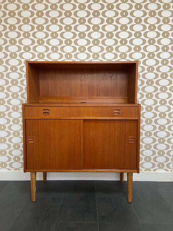 Image 1 of Kast met schuifdeuren, lade en opzetgedeelte van Aejm Møbler