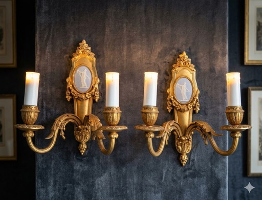 vergulde bronzen wandlampen met Wedgwood porseleinen medaillon gesigneerd MH