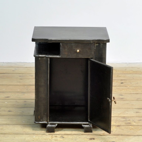 Table de chevet en fer, vers 1930 – Tables de nuit, Iron, Metal (photo 4 of 10)