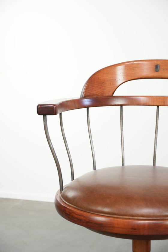 Image 1 of 2x draaibare Schuitema stoel/bijzetstoel/bureaustoel uit de Shaker serie met een cognac kleurige rundleren zitting