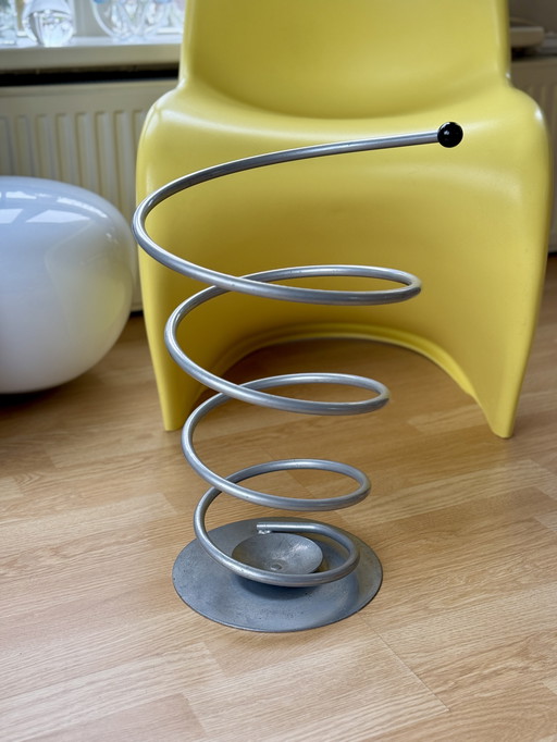 Paragüero vintage de metal en espiral de mediados de siglo/posmoderno de los años 80/90