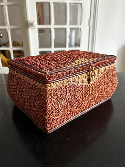 coffre en osier vintage