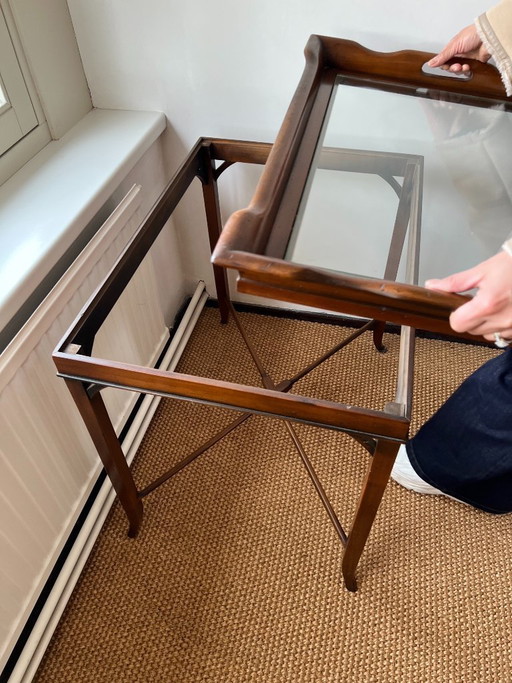 Antieke bijzettafel met afneembaar glazen dienblad