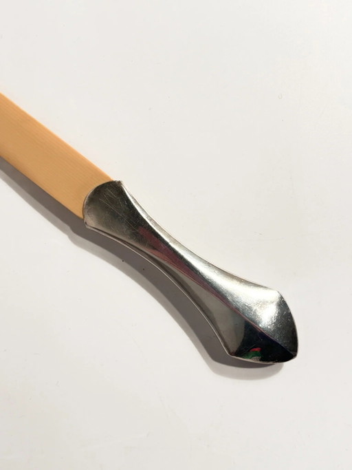 Papiermesser aus Kunstharz aus den 1950er Jahren mit silbernem Griff – decoratieve objecten, Silver (photo 2 of 6)