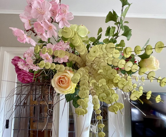 Decoratieve grote vaas met kunstbloemen. – Decoratieve objecten, Plastic (photo 4 of 10)