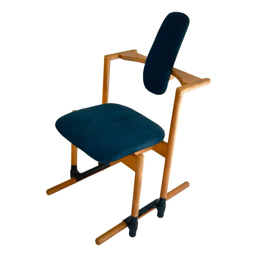 Peter Opsvik - Stokke - Flysit - Ergonomisch gevormde schommelstoel - Blauwe stoffen bekleding en houten frame