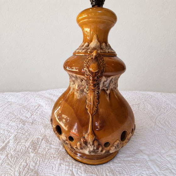 Große Karamell- und Creme-Emaille-Keramiklampe – Reliefdekor und Doppelbeleuchtung – Tischlampen, Ceramic (photo 5 of 9)