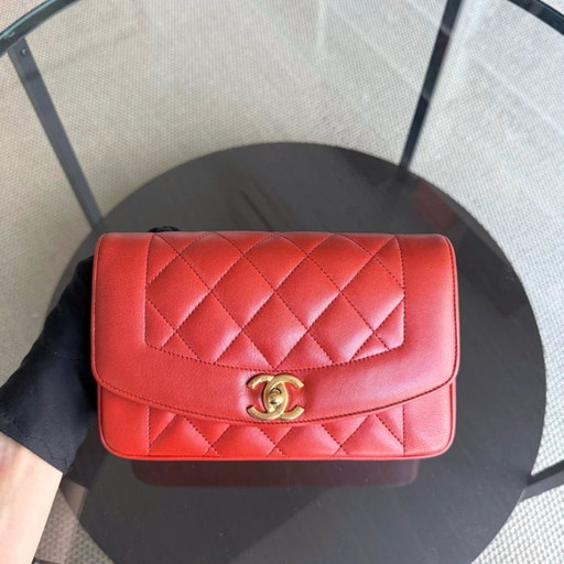 Borsa Chanel Diana Reissue Small - 22 cm in pelle di agnello trapuntata, rossa, con finiture dorate, serie 20