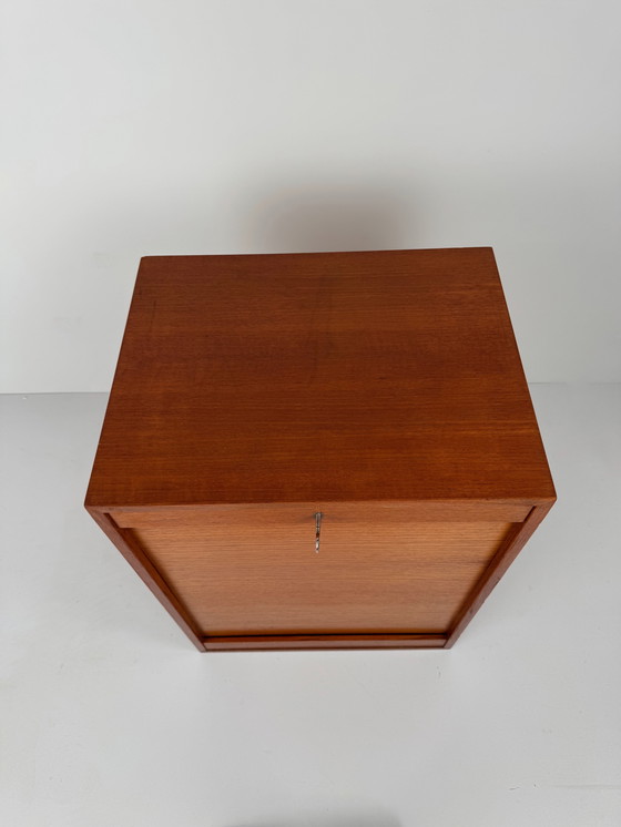 Image 1 of Mobile archivio danese vintage con anta a tamburo – Contenitore compatto in teak