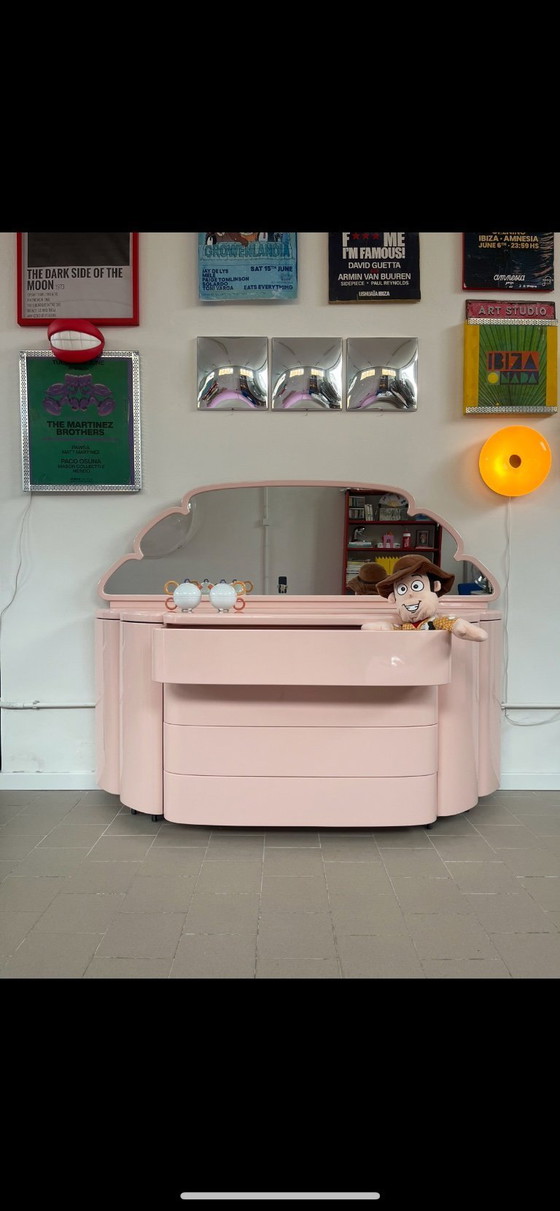 Image 1 of Lichtroze gelakte ladekast