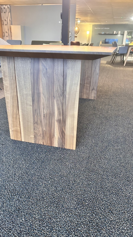 Image 1 of Mesa de comedor Riva1920 de nogal macizo